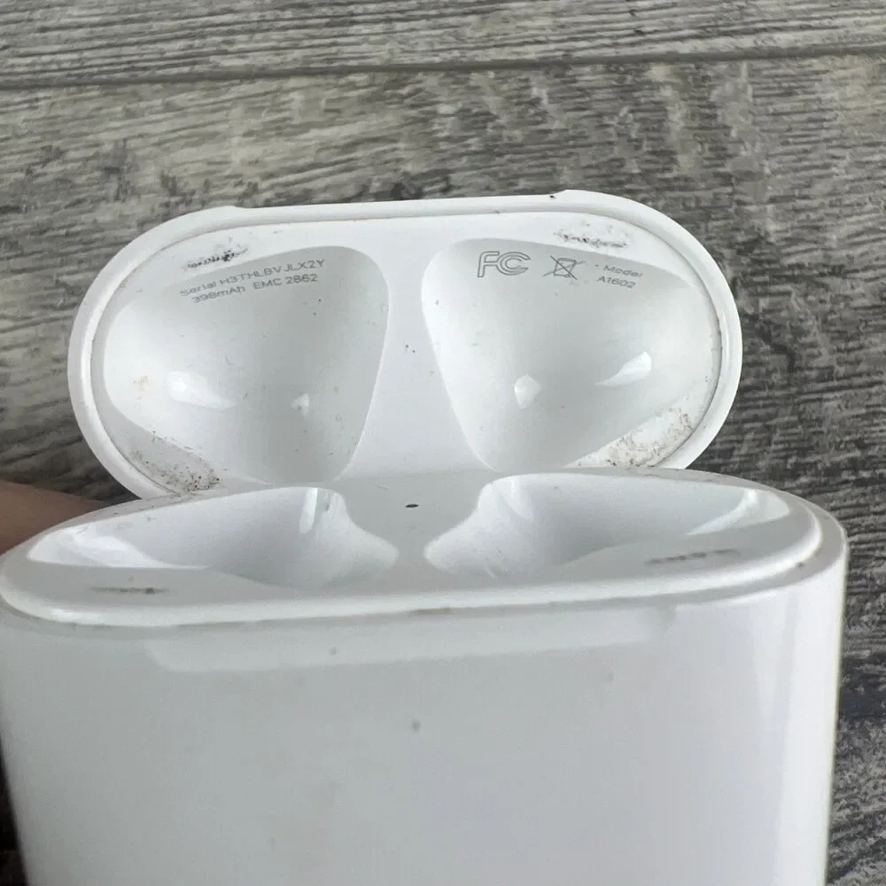 Genuine Apple AirPods 1st and 2nd Gen Replacement Charging Case - A1602